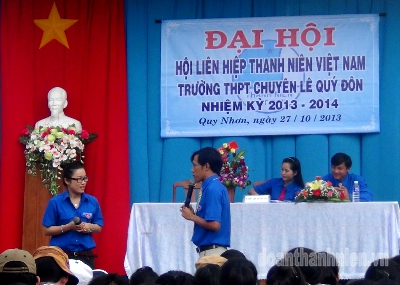 Các ứng viên chất vấn nhau tại Đại hội Hội LHTN Việt Nam trường THPT chuyên Lê Quý Đôn, nhiệm kỳ 2013 - 2014